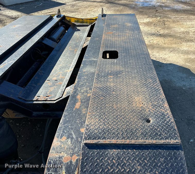 image for item LK9647 2013 Fontaine Magnitude 55H26 lowboy equipment trailer