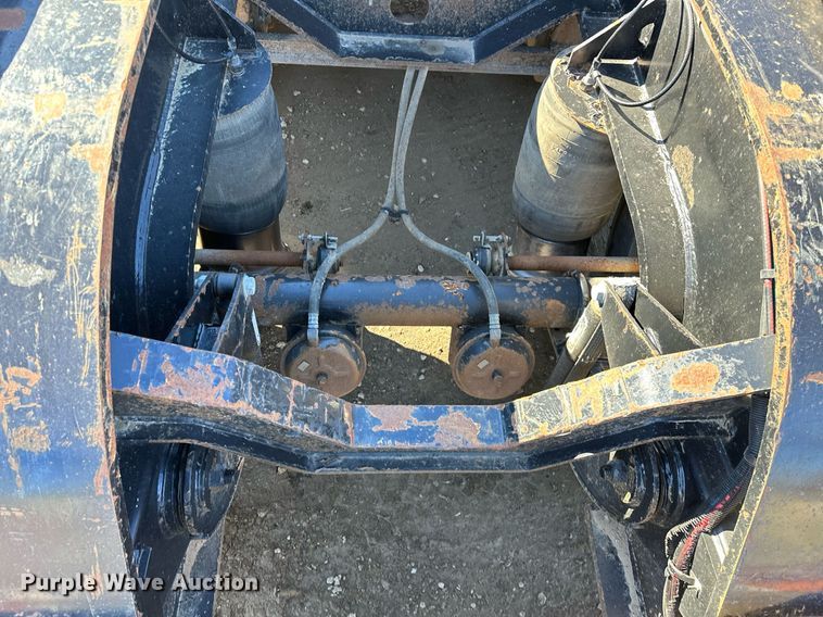 image for item LK9647 2013 Fontaine Magnitude 55H26 lowboy equipment trailer