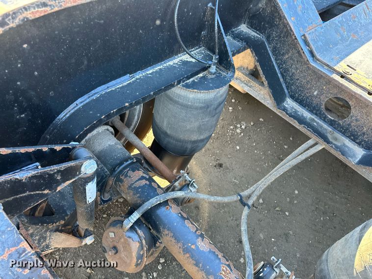 image for item LK9647 2013 Fontaine Magnitude 55H26 lowboy equipment trailer