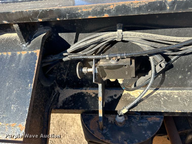 image for item LK9647 2013 Fontaine Magnitude 55H26 lowboy equipment trailer