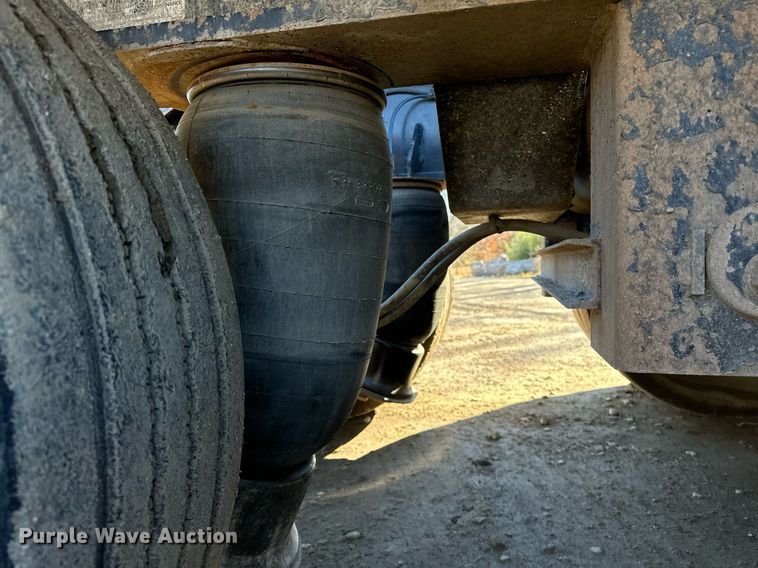 image for item LK9647 2013 Fontaine Magnitude 55H26 lowboy equipment trailer