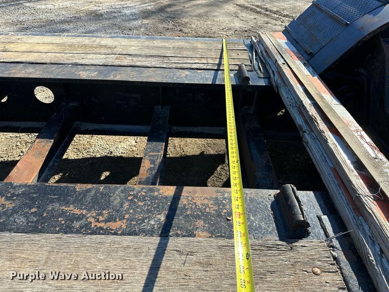 image for item LK9647 2013 Fontaine Magnitude 55H26 lowboy equipment trailer