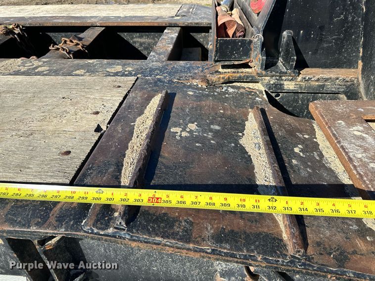 image for item LK9647 2013 Fontaine Magnitude 55H26 lowboy equipment trailer