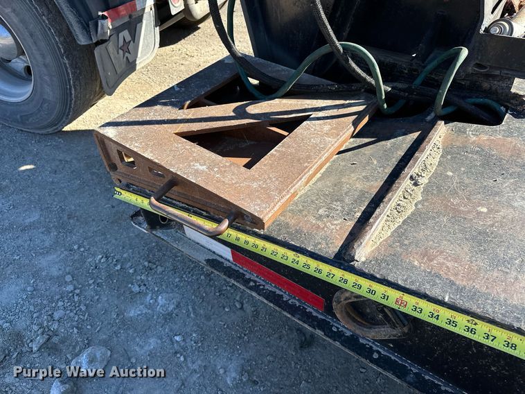 image for item LK9647 2013 Fontaine Magnitude 55H26 lowboy equipment trailer