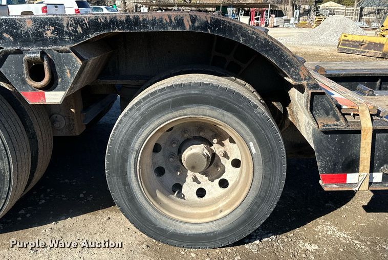 image for item LK9647 2013 Fontaine Magnitude 55H26 lowboy equipment trailer