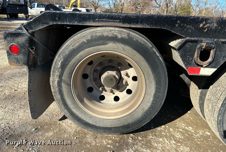 image for item LK9647 2013 Fontaine Magnitude 55H26 lowboy equipment trailer