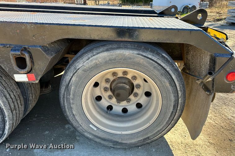 image for item LK9647 2013 Fontaine Magnitude 55H26 lowboy equipment trailer