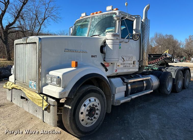 image for item LK9648 2013 Western Star 4900 semi truck