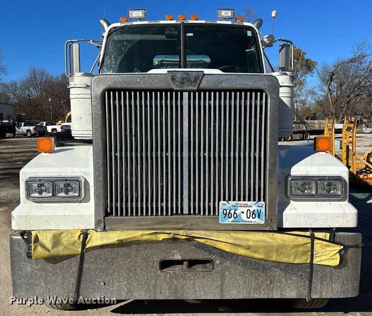 image for item LK9648 2013 Western Star 4900 semi truck