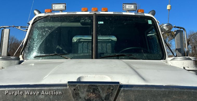 image for item LK9648 2013 Western Star 4900 semi truck