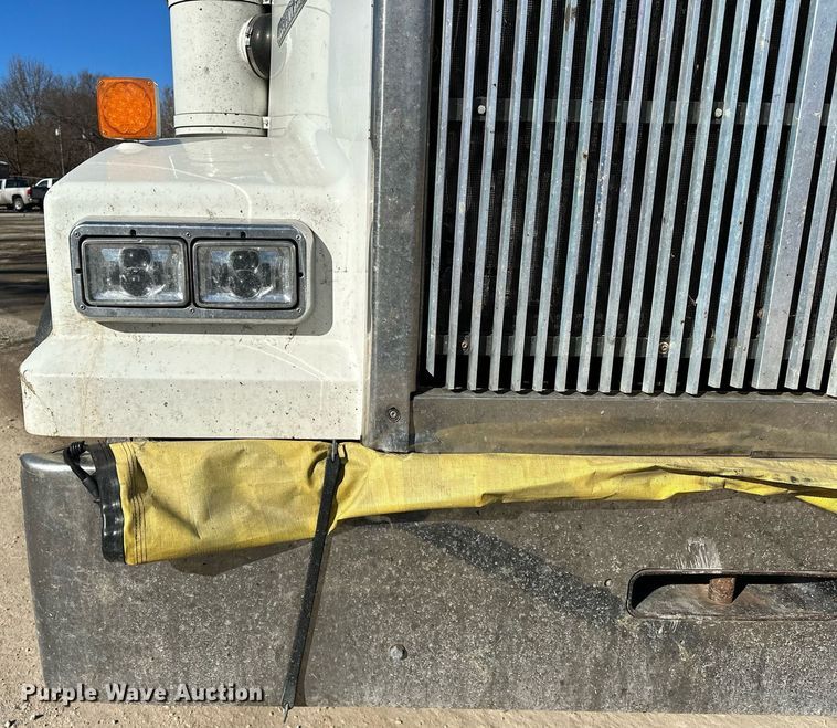 image for item LK9648 2013 Western Star 4900 semi truck