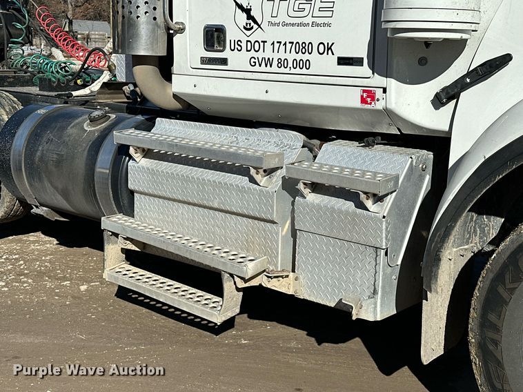 image for item LK9648 2013 Western Star 4900 semi truck