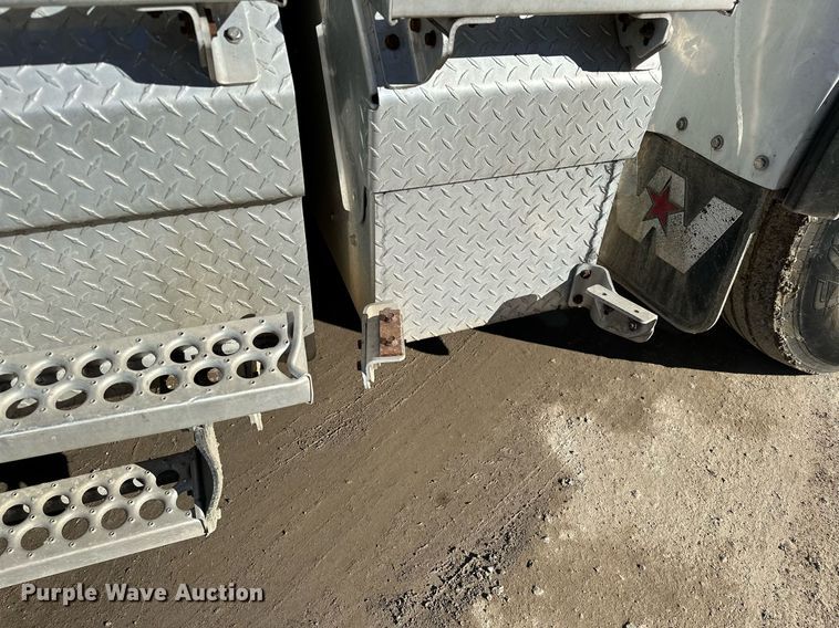 image for item LK9648 2013 Western Star 4900 semi truck