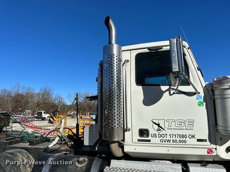 image for item LK9648 2013 Western Star 4900 semi truck