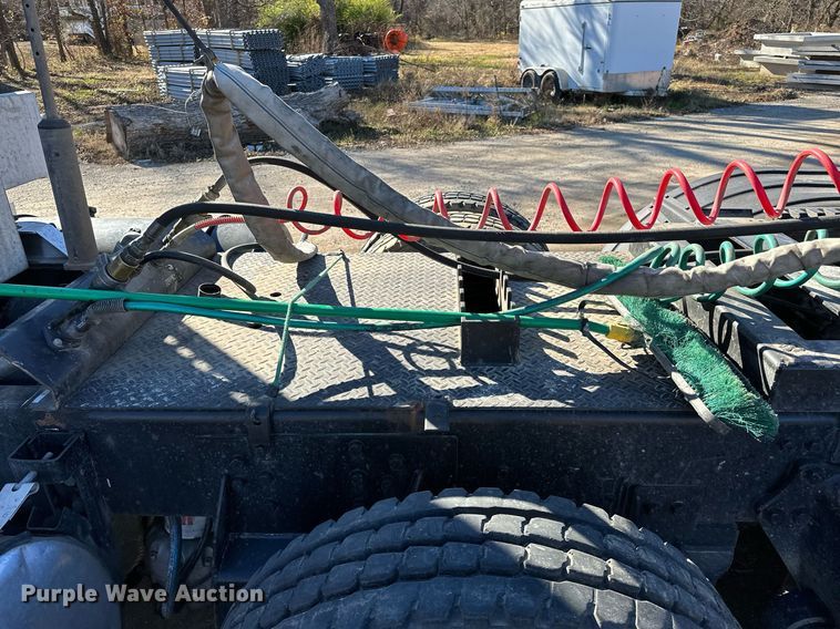 image for item LK9648 2013 Western Star 4900 semi truck