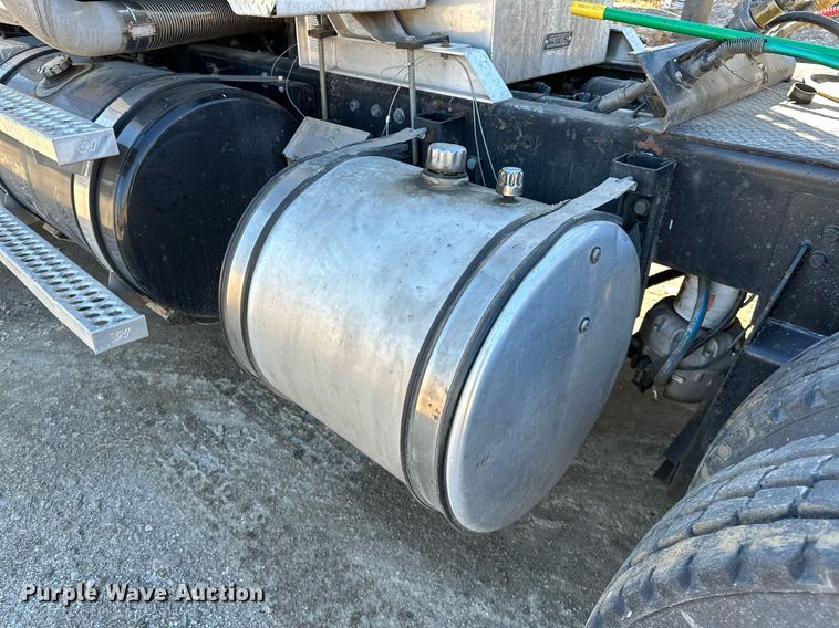 image for item LK9648 2013 Western Star 4900 semi truck