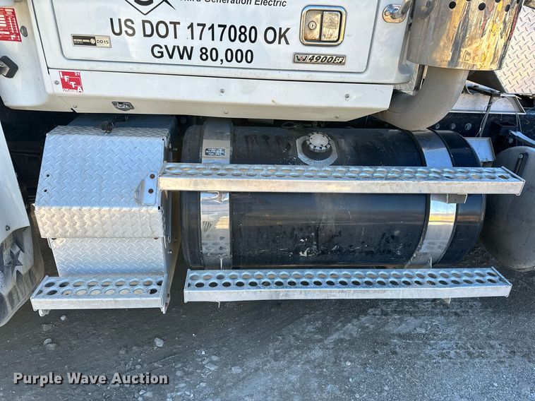 image for item LK9648 2013 Western Star 4900 semi truck