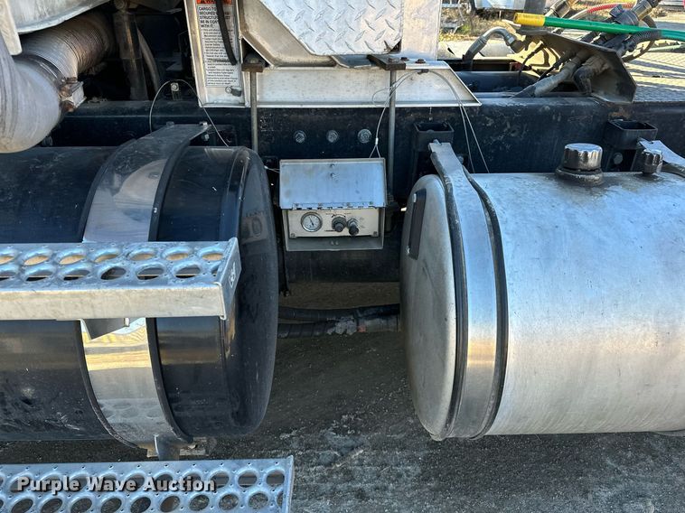 image for item LK9648 2013 Western Star 4900 semi truck