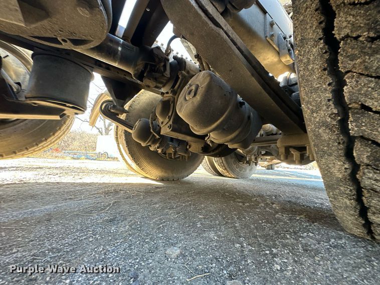 image for item LK9648 2013 Western Star 4900 semi truck