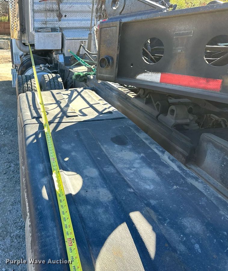 image for item LK9648 2013 Western Star 4900 semi truck