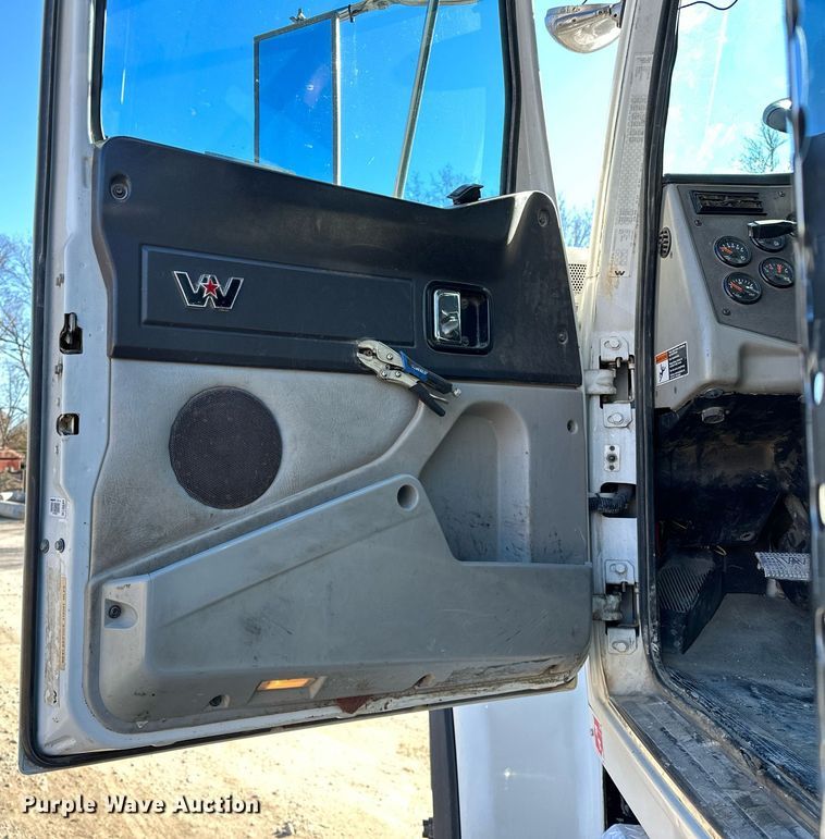 image for item LK9648 2013 Western Star 4900 semi truck