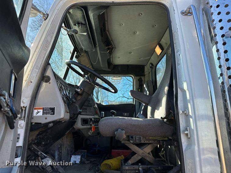 image for item LK9648 2013 Western Star 4900 semi truck