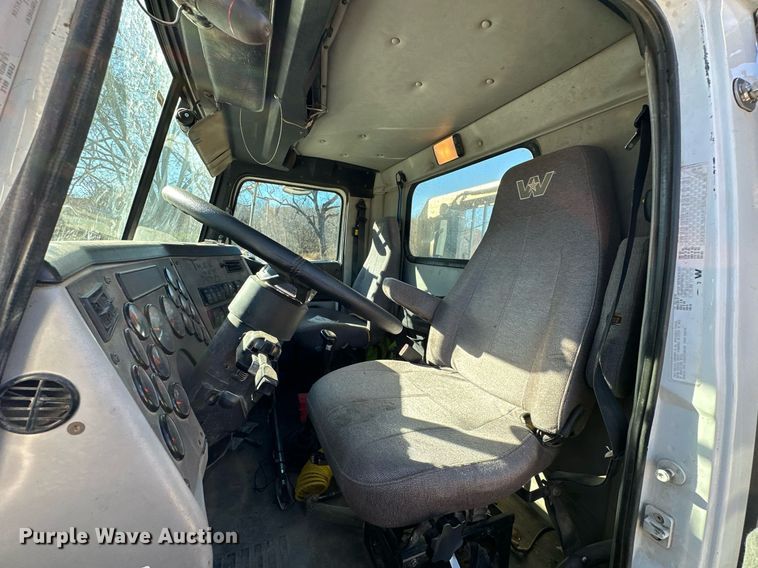 image for item LK9648 2013 Western Star 4900 semi truck