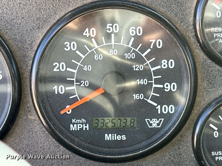 image for item LK9648 2013 Western Star 4900 semi truck