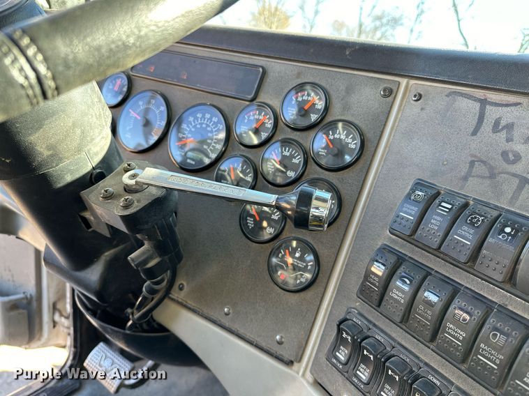 image for item LK9648 2013 Western Star 4900 semi truck