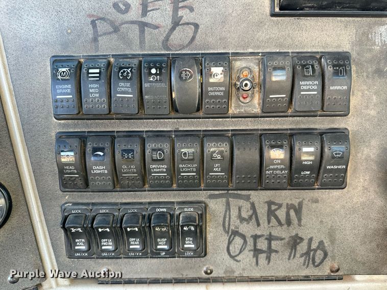 image for item LK9648 2013 Western Star 4900 semi truck