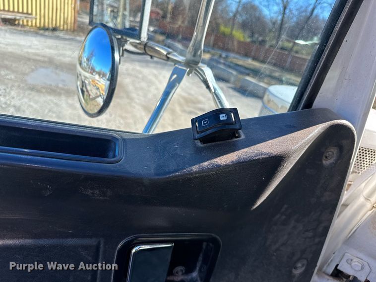 image for item LK9648 2013 Western Star 4900 semi truck