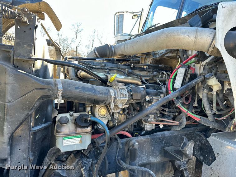 image for item LK9648 2013 Western Star 4900 semi truck