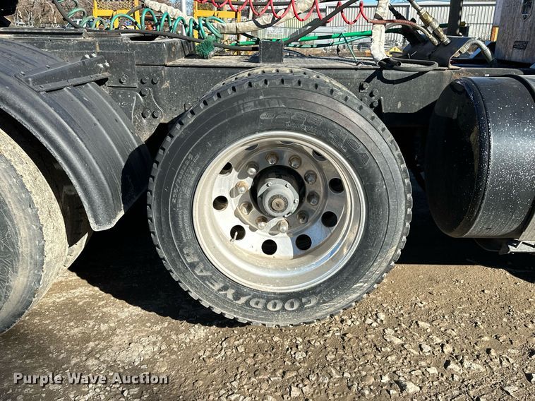 image for item LK9648 2013 Western Star 4900 semi truck