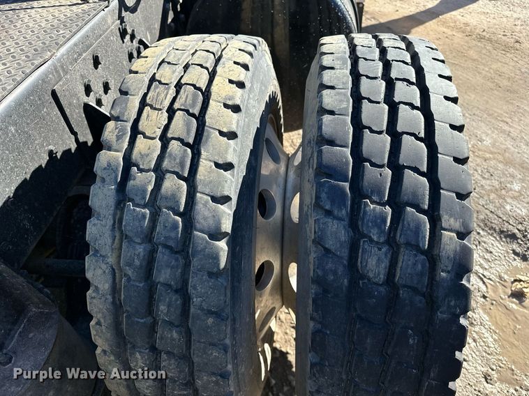 image for item LK9648 2013 Western Star 4900 semi truck