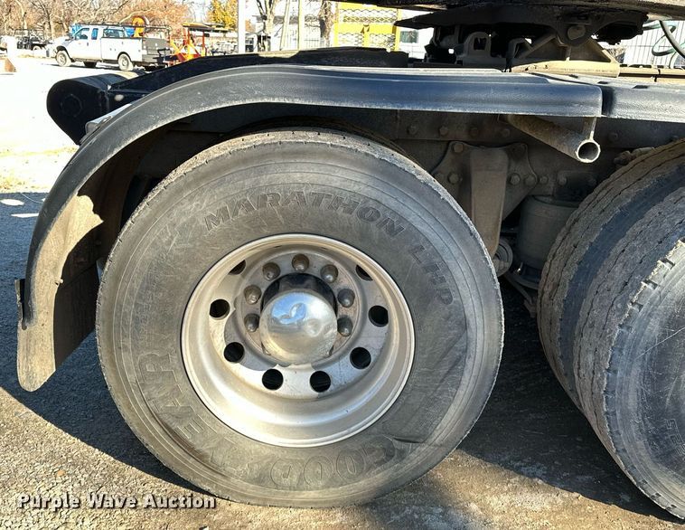 image for item LK9648 2013 Western Star 4900 semi truck