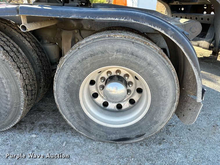 image for item LK9648 2013 Western Star 4900 semi truck