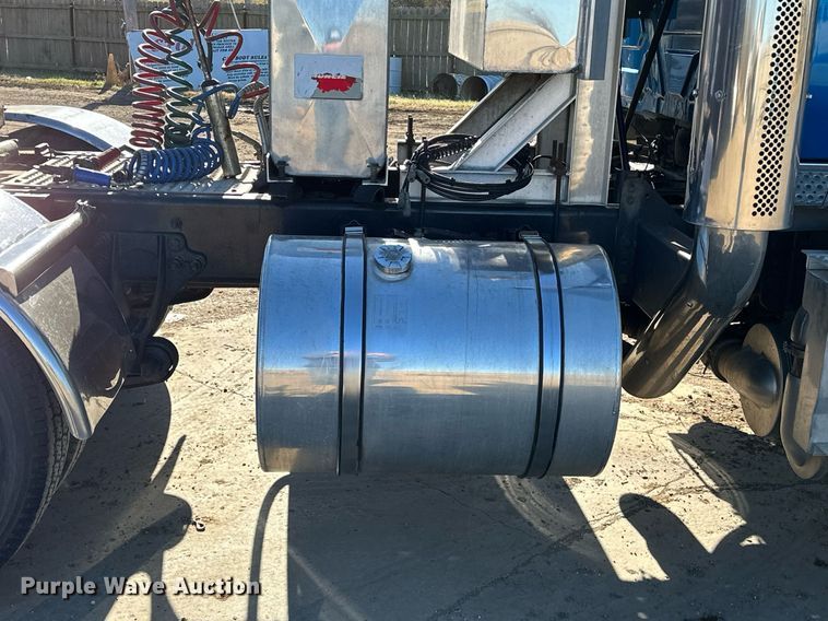 image for item LK9665 2016 International Lonestar  semi truck