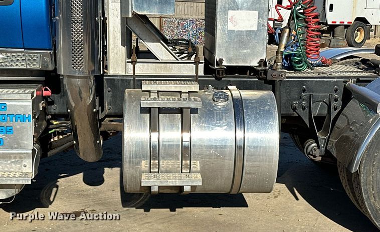 image for item LK9665 2016 International Lonestar  semi truck