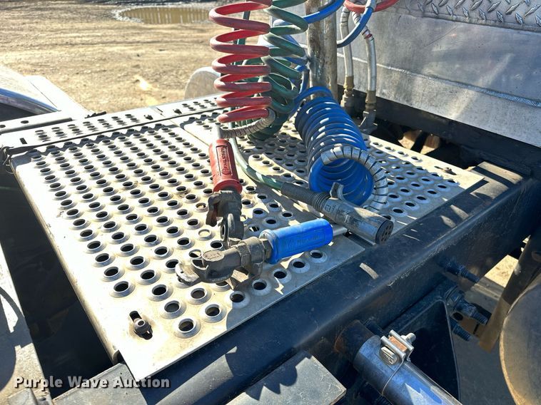 image for item LK9665 2016 International Lonestar  semi truck