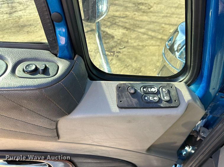 image for item LK9665 2016 International Lonestar  semi truck