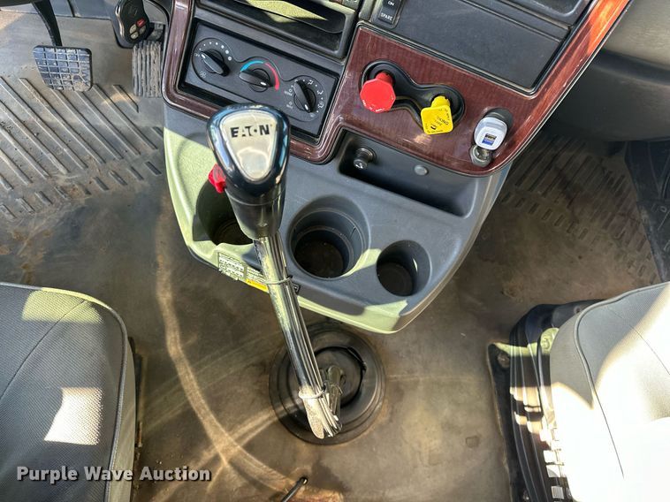 image for item LK9665 2016 International Lonestar  semi truck