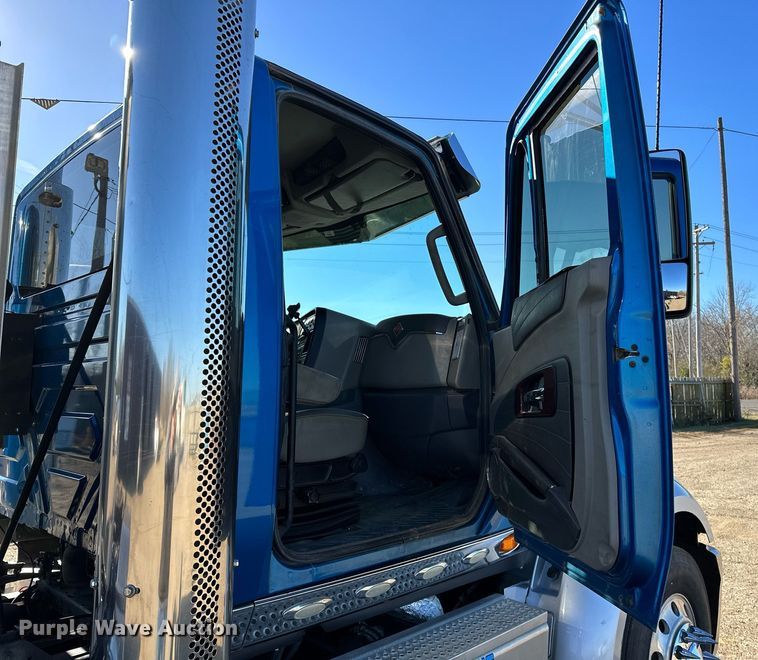 image for item LK9665 2016 International Lonestar  semi truck