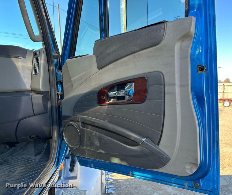 image for item LK9665 2016 International Lonestar  semi truck