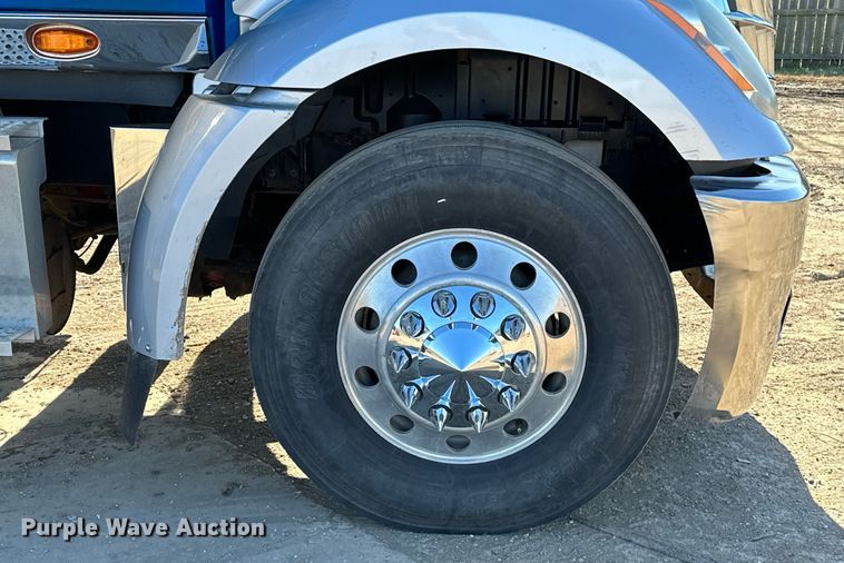 image for item LK9665 2016 International Lonestar  semi truck