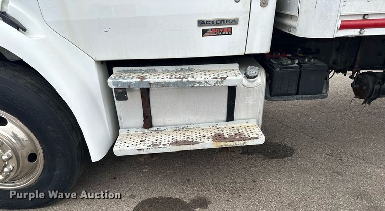 image for item LO9350 2005 Sterling Actera  box truck