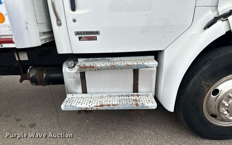 image for item LO9350 2005 Sterling Actera  box truck