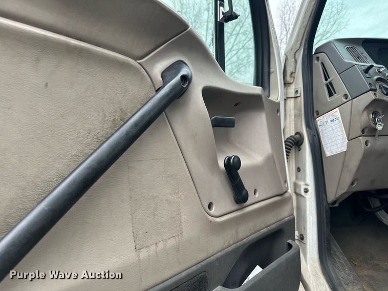 image for item LO9350 2005 Sterling Actera  box truck