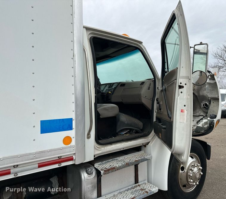 image for item LO9350 2005 Sterling Actera  box truck