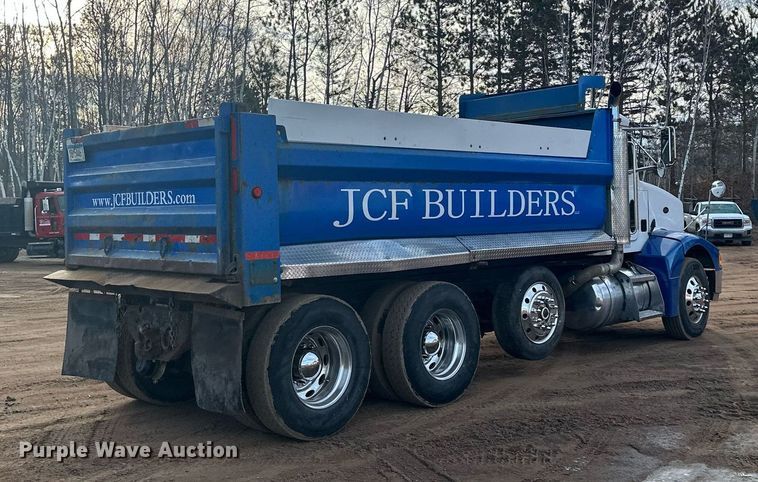 image for item LO9366 2000 Peterbilt 385  dump truck