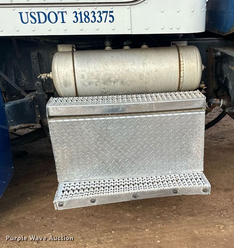 image for item LO9366 2000 Peterbilt 385  dump truck